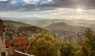 Blick über Wernigerode und die umgebende Landschaft.
