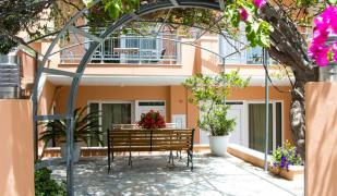 Poseidon Studios & Apartments