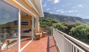 Villa in protected space in front of the sea