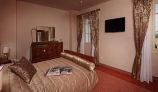 Le Selve Lake View Villas