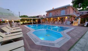 Makis Louvlis Apartments & Studios