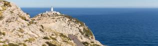 Leuchtturm am Cap de Formentor auf Mallorca mit Meer im Hintergrund.