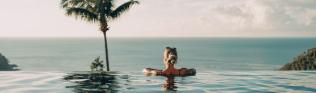 Frau im Infinitypool mit Meerblick