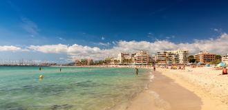 Strand Platja de Palma auf Mallorca mit Hotels im Hintergrund.