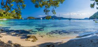 Blick aufs Meer vom Playa de Formentor auf Mallorca mit Booten im Hintergrund.