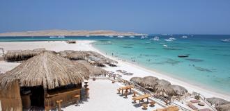 Strand und Strandbar von Giftun Islands bei Hurghada mit blauem Himmel.