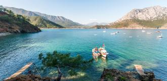 Boote in der Bucht von Adrasan bei Belek mit Bergen him Hintergrund.