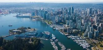 Skyline von Downtown Vancouver aus der Vogelperspektive mit Hafen im Vordergrund.