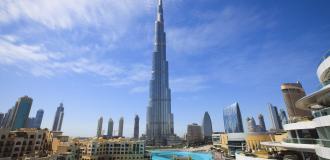 Wolkenkratzer Burj Khalifa in Dubai mit Lake Dubai im Vordergrund.