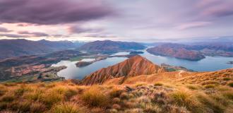 Wanaka lake and Southern Alps mountain range with Mt Aspiring Neuseeland