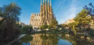 Kathedrale Sagrada Familia in Barcelona vor blauem Himmel.