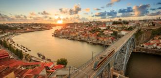 Panorama von Porto bei Sonnenuntergang mit der Ponte Dom Luís I im Vordergrund.