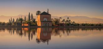 Menara-Garten in Marrakesch am Abend mit Teich im Vordergrund.