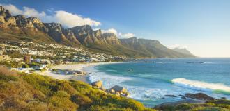 Panorama von Strand, Meer und Bergen in Camps Bay bei Kapstadt.