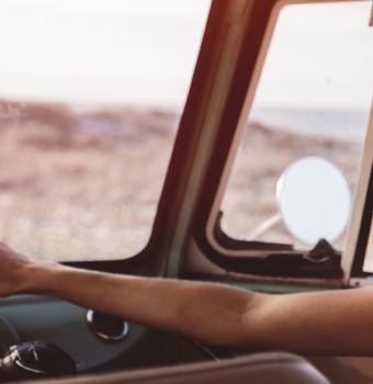 Camper, Van, Frau, Sonnenbrille, Vanlife_Emotion, GI-513482302