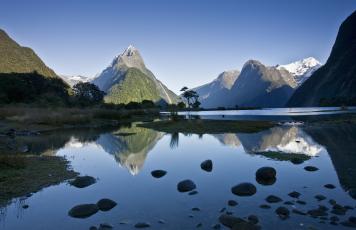 Milford Sound in Neuseeland mit Bergen im Hintergrund.
