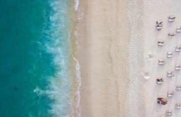 Meer von oben_Strand_Liegen