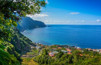 Madeira Küstendorf, Meer, Berge Madeira
