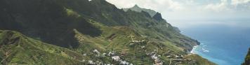 Blick über die Mascaschlucht auf Teneriffa mit Meer im Hintergrund.