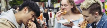 Freunde, Essen, Streetfood, Streed Food, Stadt