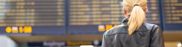 Flugverspätung: Flughafen - Anzeigetafel - Frau - Emotion