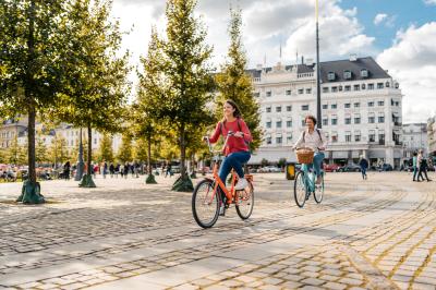 CopenPay: Kopenhagen startet Nachhaltigkeitsaktion für Sommer 2025 Fahrrad, Paar Kopenhagen