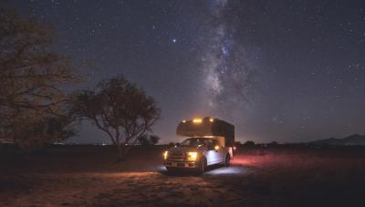 Pickup Camper Nachts in Phoenix