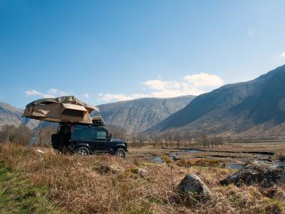 Ein Camper mit Dachzelt in Schottland