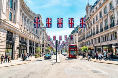 20037-london-oxford-street_gettyimages-2007734647