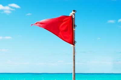 14224-rote_flagge_badeverbot_strand_gettyimages-958961794