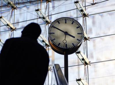 18713-bahnhof-uhr-schatten_fo_18353876_xs