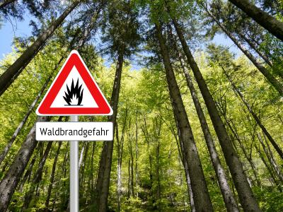 20197-waldbrand_gefahr_schild_gettyimages-688199304