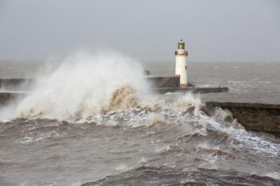 19159-sturm_sturmflut_wellen_leuchtturm_whitehaven_hochwasser