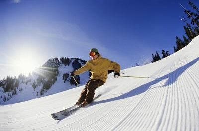 18411-mann-skifahren-piste