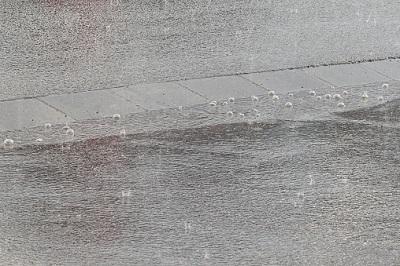 Überflutete Straßen in Barcelona nach Unwetter 12921-regentropfen-pfuetze-boden