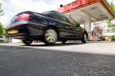 Fünf Spartipps: So tanken und laden Autofahrende im Urlaub günstiger Sonstiges: Auto - Tankstelle
