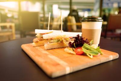 Sandwiches und Kaffee am Flughafen Sonstiges: Flughafen - Essen