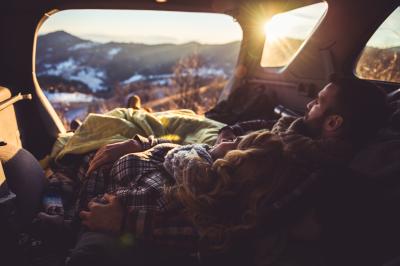 Paar liegt im Kofferraum