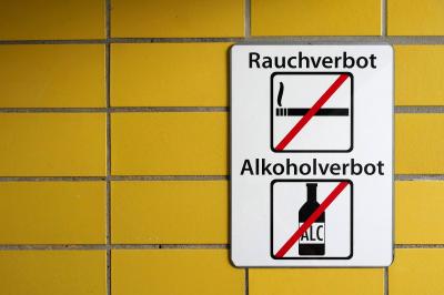 Frankreich verschärft 2025 das Rauchverbot – auch für Reisende relevant Sonstiges: Rauchverbot Schild