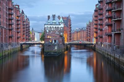 Die beste Zeit, um ein Cabrio in Hamburg zu mieten, sind die Monate Mai bis September. Speicherstadt Hamburg.