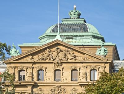 Die beste Zeit für ein Cabrio in Karlsruhe ist der Sommer. Fassade des Bundesgerichtshofs in Karlsruhe