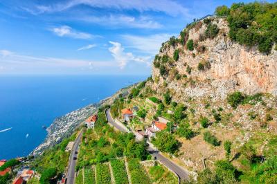 Die Amalfiküste bietet traumhafte Straßen, die Sie mit dem Cabrio erkunden können. Straße an der Amalfiküste