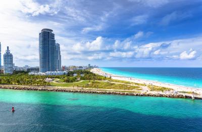 Die besten Monate für ein Cabrio in Miami sind Dezember bis April. Panorama von Miami Beach mit South Pointe Beach