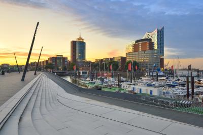 Hamburger Elbphilharmonie bei Sonnenuntergang.
