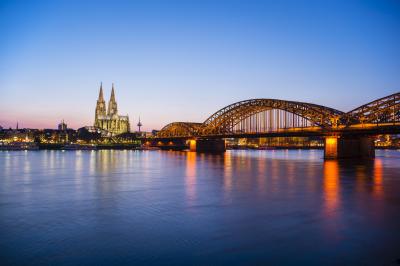 Hohenzollernbrücke und Kölner Dom am Abend.