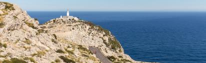 Leuchtturm am Cap de Formentor auf Mallorca mit Meer im Hintergrund.