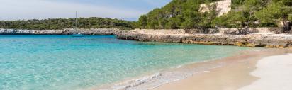 Strand und Meer in der Cala Mondragó auf Mallorca.