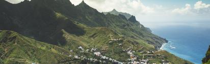 Blick über die Mascaschlucht auf Teneriffa mit Meer im Hintergrund.