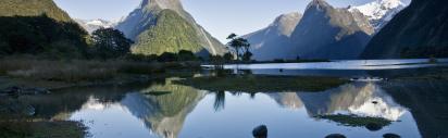 Milford Sound in Neuseeland mit Bergen im Hintergrund.