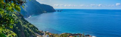 Küstendorf, Meer, Berge Madeira
